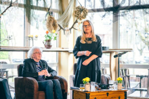 “[Ie]nāc literatūrā” Guntara Godiņa saruna ar Ilgu Reiznieci kafejnīcā “Valhalla Lounge”