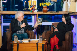 “[Ie]nāc literatūrā” Guntars Godiņš saruna ar Ilzi Jansoni kafejnīcā “Valhalla Lounge”