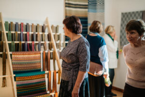 Tautas lietišķās mākslas studijas “Sigulda” 65 gadu jubilejas izstādes “Rakstu ceļš” atklāšana Siguldas Jaunās pils salonā