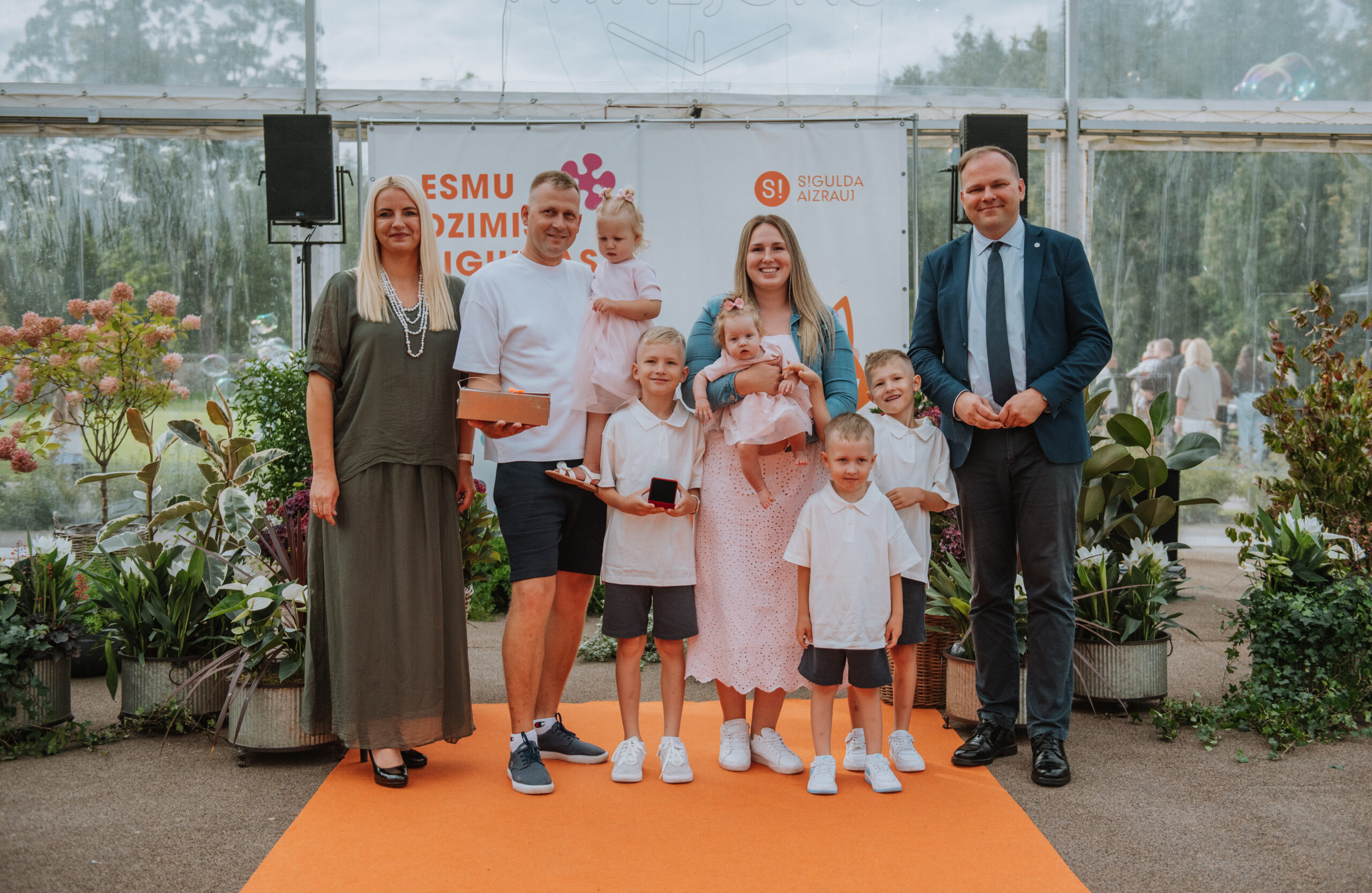 Medaļu “Esmu dzimis Siguldas novadā” saņēmuši 2026. gada pirmajā pusgadā dzimušie mazuļi
