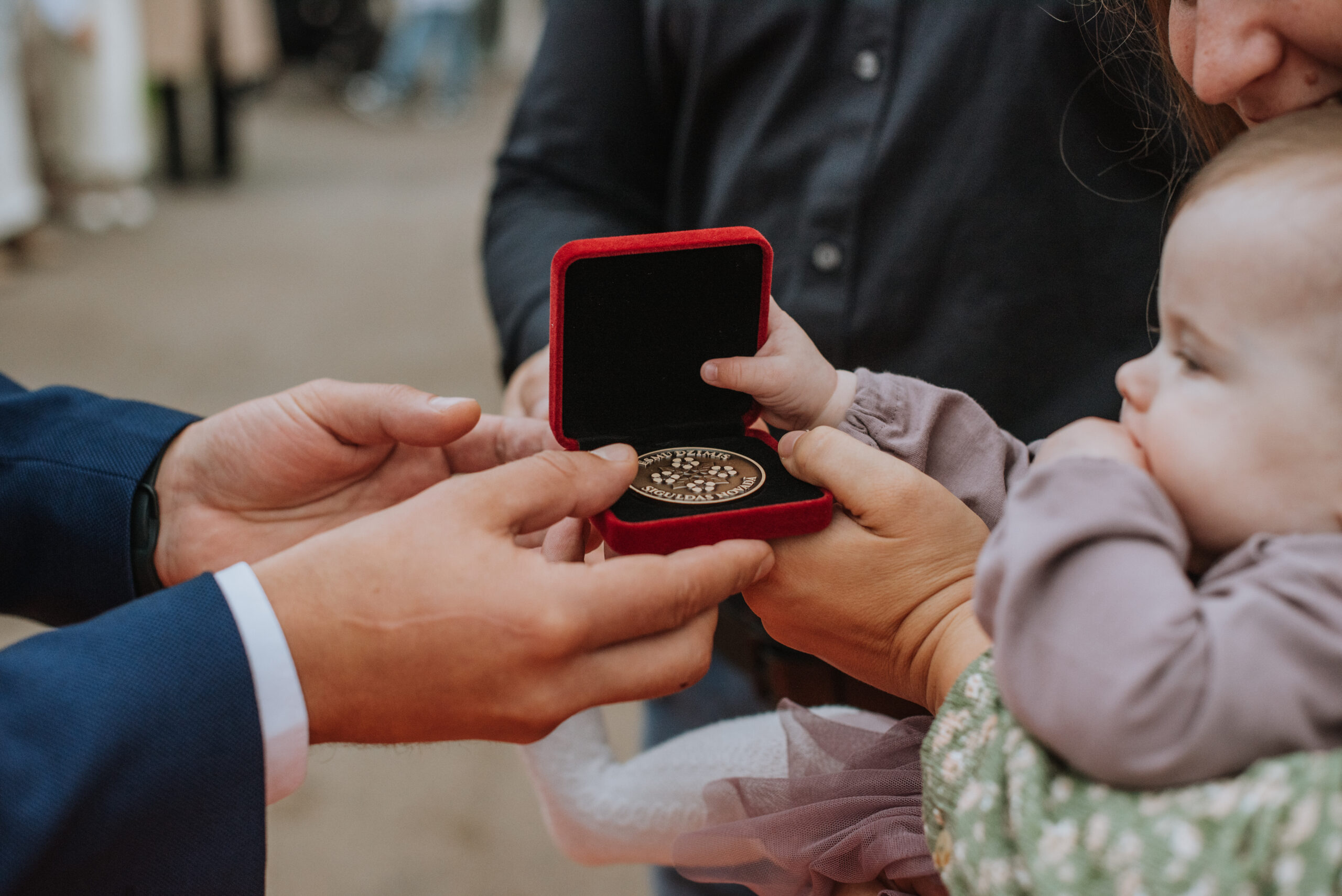 Medaļu “Esmu dzimis Siguldas novadā” saņēmuši 2025. gada pirmajā pusgadā dzimušie mazuļi 