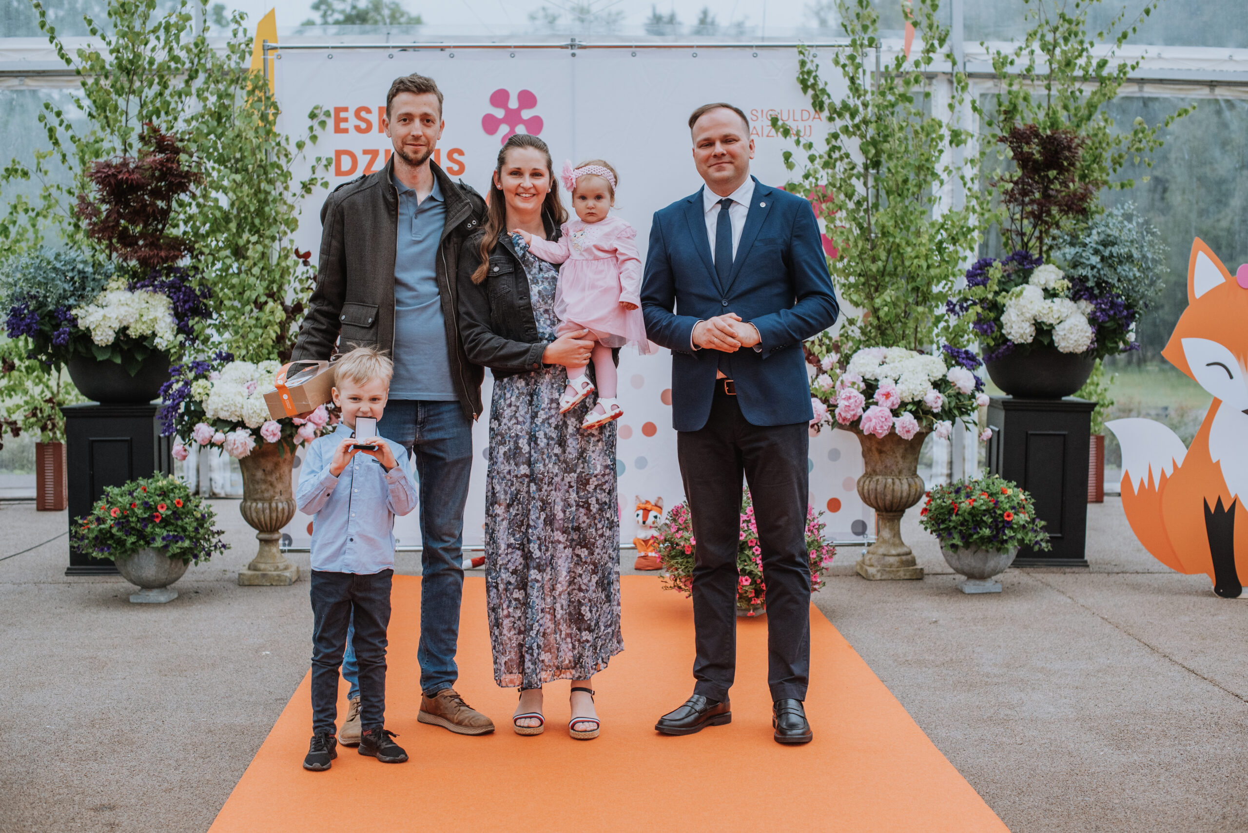 Medaļu “Esmu dzimis Siguldas novadā” saņēmuši 2024. gada otrajā pusgadā dzimušie mazuļi