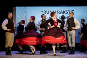 Vidējās paaudzes deju kolektīva “Ķimelītis” jubilejas koncerts “65 pavedieni vienā rakstā” Allažu Tautas namā