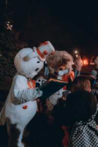 Ziemassvētku egles iedegšana kopā ar “Brīnumu lādes” tēliem Raganā pie Krimuldas Tautas nama