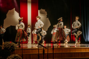 Valsts svētku koncerts “Lai dzirkstī prieks” Lēdurgas Kultūras namā