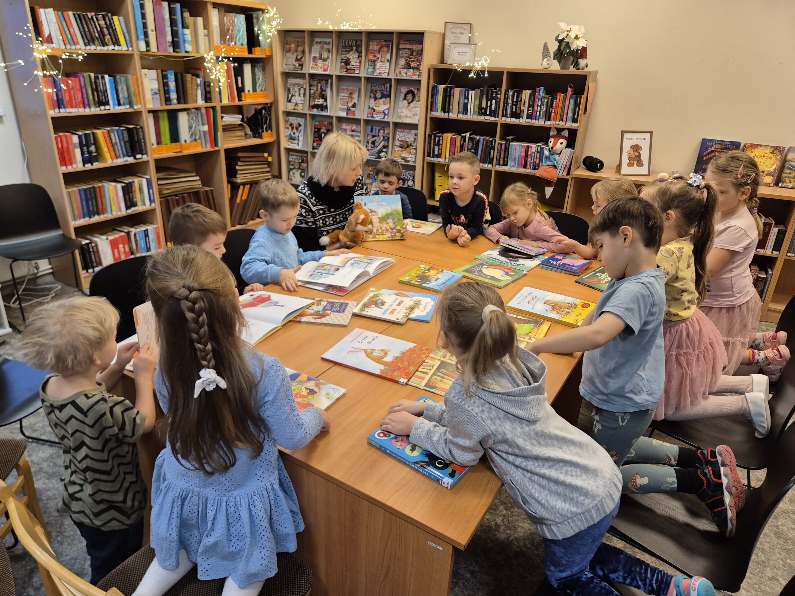 Allažu bibliotēkā aizvadīta radoša nodarbība “Paldies, ka Tu esi!”