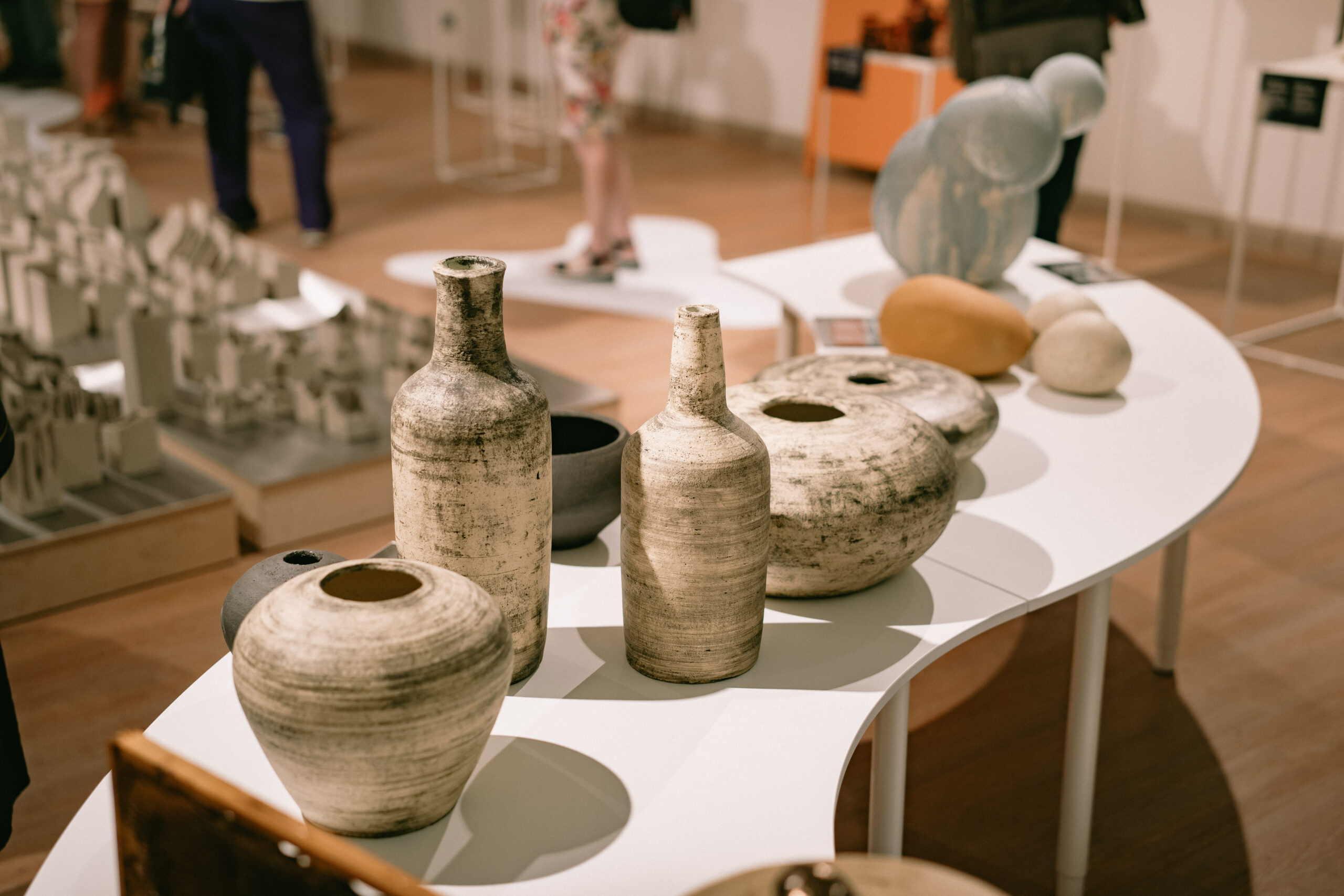 Siguldā atklāti Latvijā vērienīgākie laikmetīgās keramikas svētki “Atļaujies vairāk!”