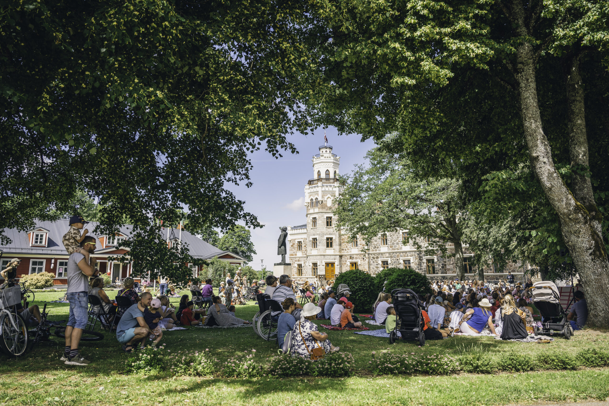 Turpinot ikgadējo vasaras tradīciju, aicinām baudīt izcilu mūziku Siguldas Jaunās pils dārzā divos jūlija svētdienu rītos