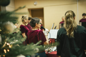 Cēsu Baptistu draudzes Zvanu ansambļa “Soli Deo Gloria” Ziemassvētku ieskaņu koncerts “Svinot gaismu” Mores Tautas namā