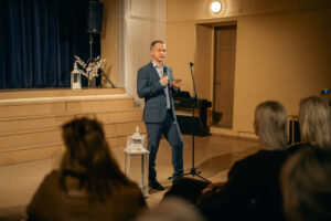 Intara Rešetina-Pētersona koncertuzvedums “Mazliet par mīlestību” Mores Tautas namā