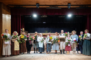 Allažu Tautas nama amatierteātra “AKA” pirmizrāde teātra izrādei “No saldenās pudeles” Allažu Tautas namā