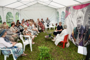 Cikls “Laiks kafijai” – saruna par Džemmu Skulmi ar Sandru Kalnieti Skulmju dzimtas mājā