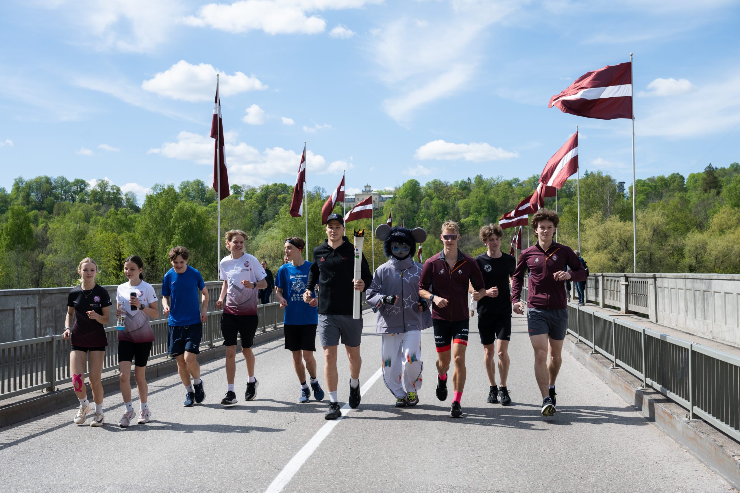 Siguldā sagaidīta Latvijas Jaunatnes olimpiādes lāpa