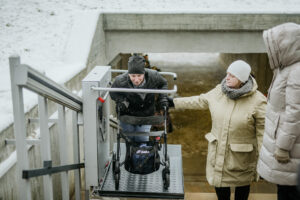 Atklāts atjaunotais pacēlājs cilvēkiem ar īpašām vajadzībām pie Gaujas Nacionālā parka tūrisma informācijas centra “Gūtmaņala”