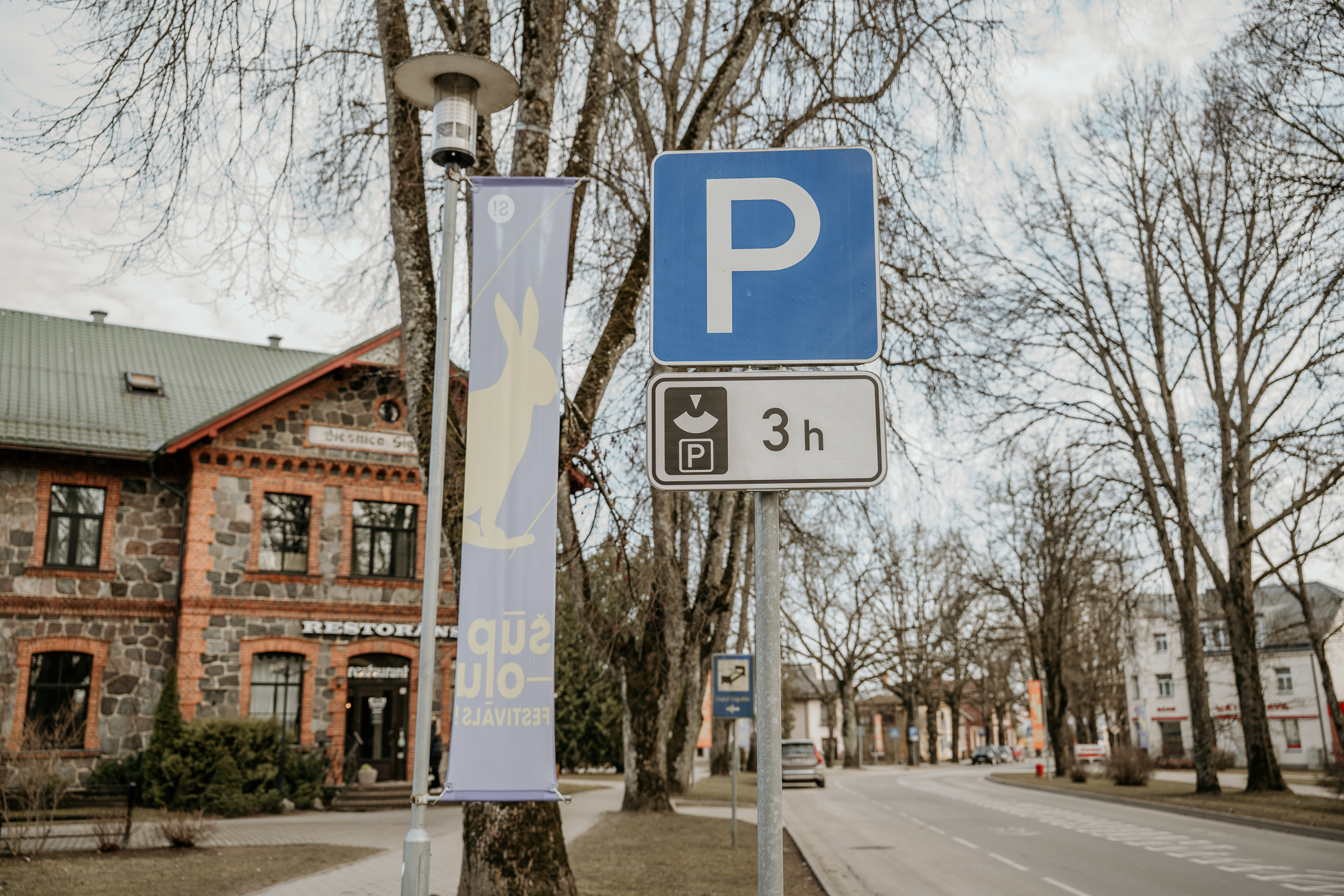 Palielināts atļautais transportlīdzekļu stāvēšanas laiks Pils ielā, Siguldā