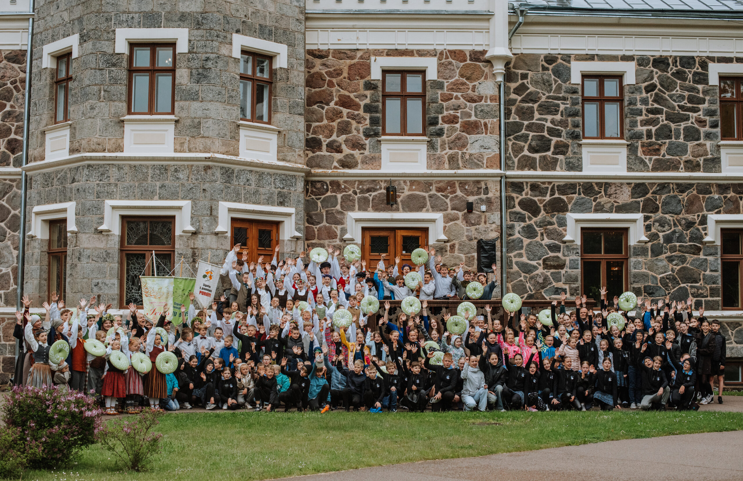 XIII Latvijas skolu jaunatnes dziesmu un deju svētku dalībnieki savijas kopīgā aktivitātē “Savīšanās ceļš”