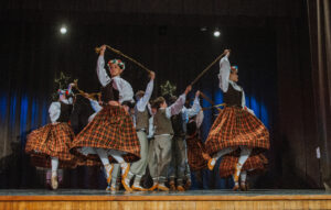 Siguldas 1. pamatskolas tautas deju kolektīva “Purenīte” koncerts “Ziemas gaismas taka” Siguldas pagasta Kultūras namā