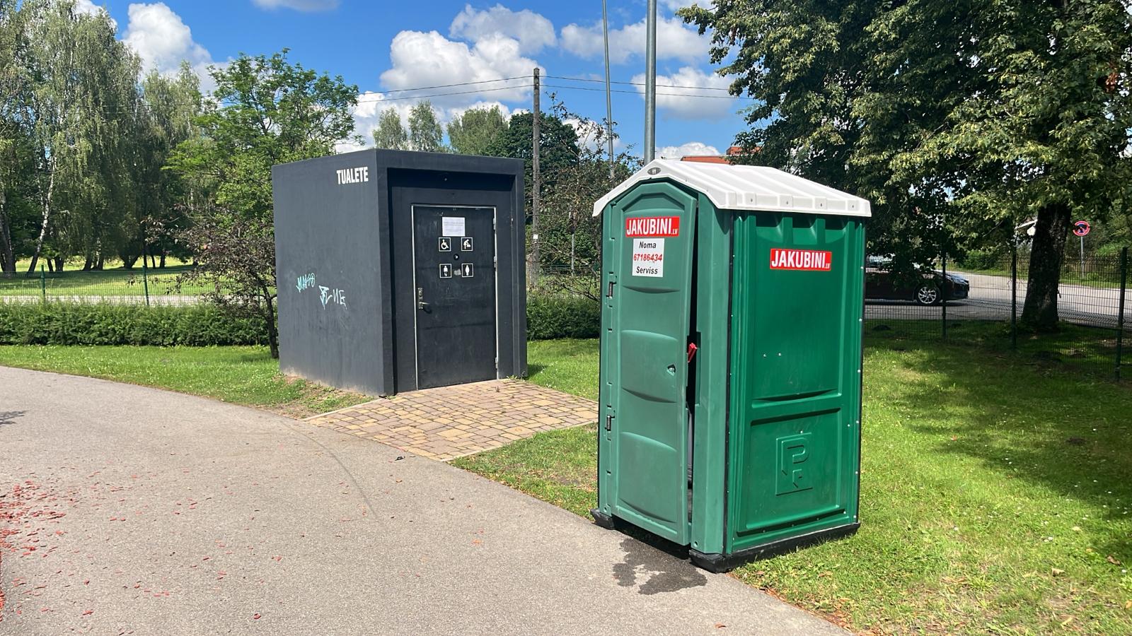 Vandālisma dēļ uz remontdarbu laiku slēgtas publiskās labierīcības Raiņa parkā; tā vietā izvietota pagaidu tualete