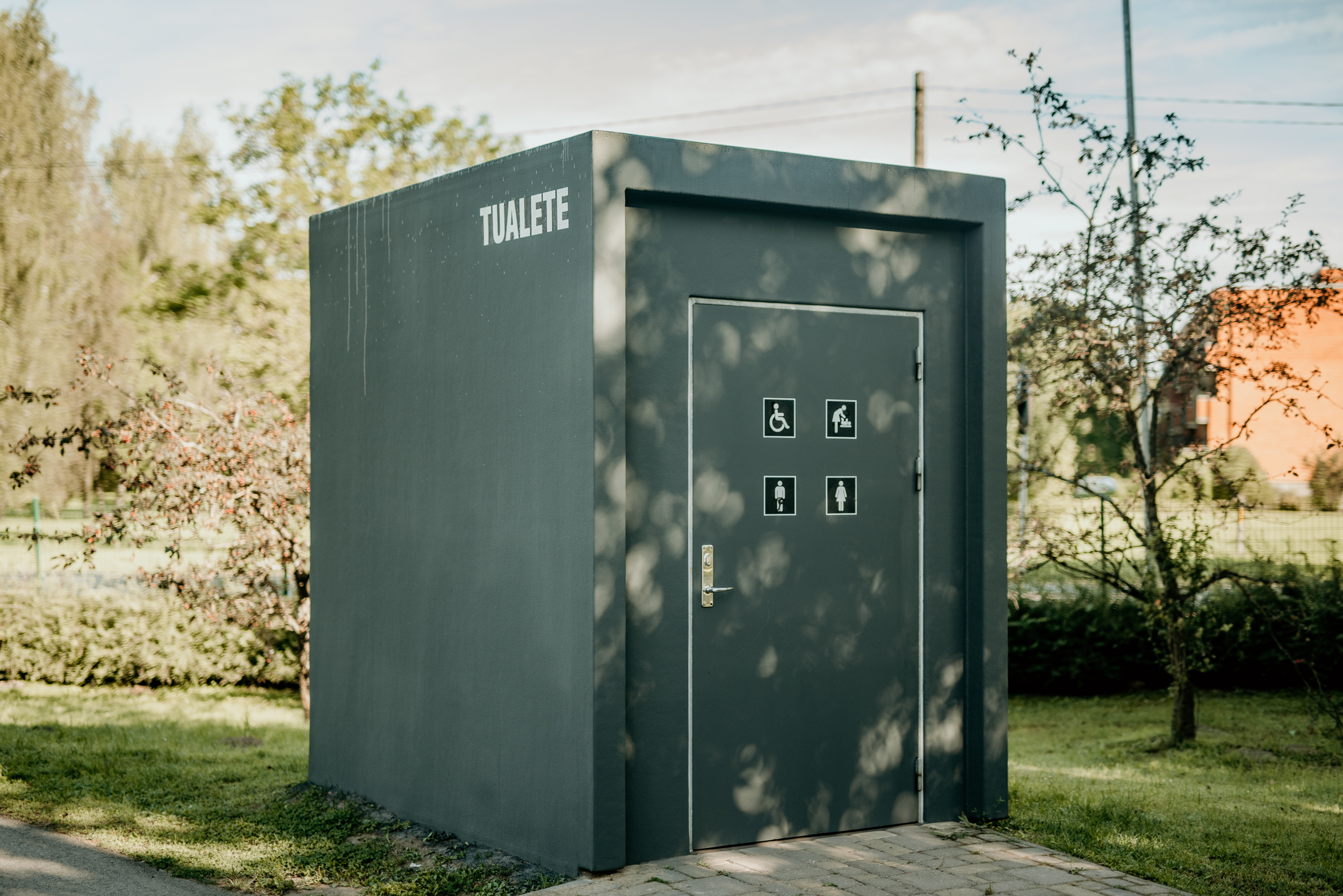 Pašvaldība aicina cienīt darbu, kas ieguldīts Raiņa parka labierīcību sakārtošanā