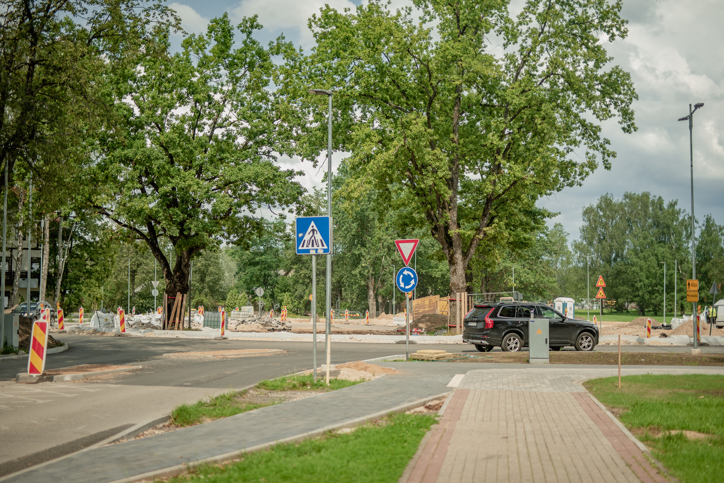 PAPILDINĀTS: No 25. augusta noteiktas papildu satiksmes izmaiņas Ausekļa un Raiņa ielas pārbūves laikā