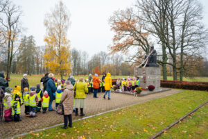 Rīts ar tautasdziesmu pie Krišjāņa Barona pieminekļa Siguldā
