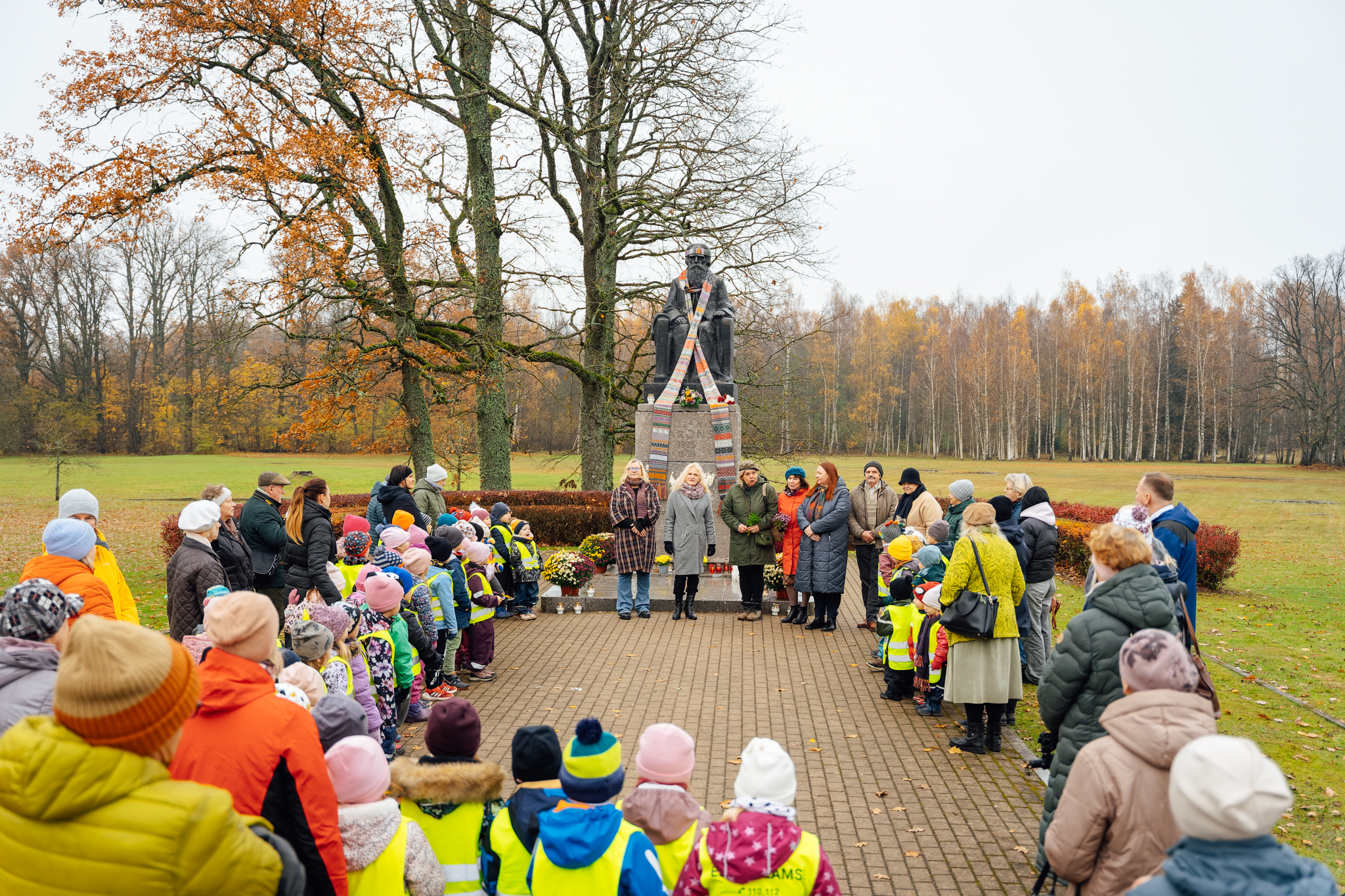 Pie Krišjāņa Barona pieminekļa Siguldā izskanēs tautasdziesmu rīts “Sīki mazi kukainīši”