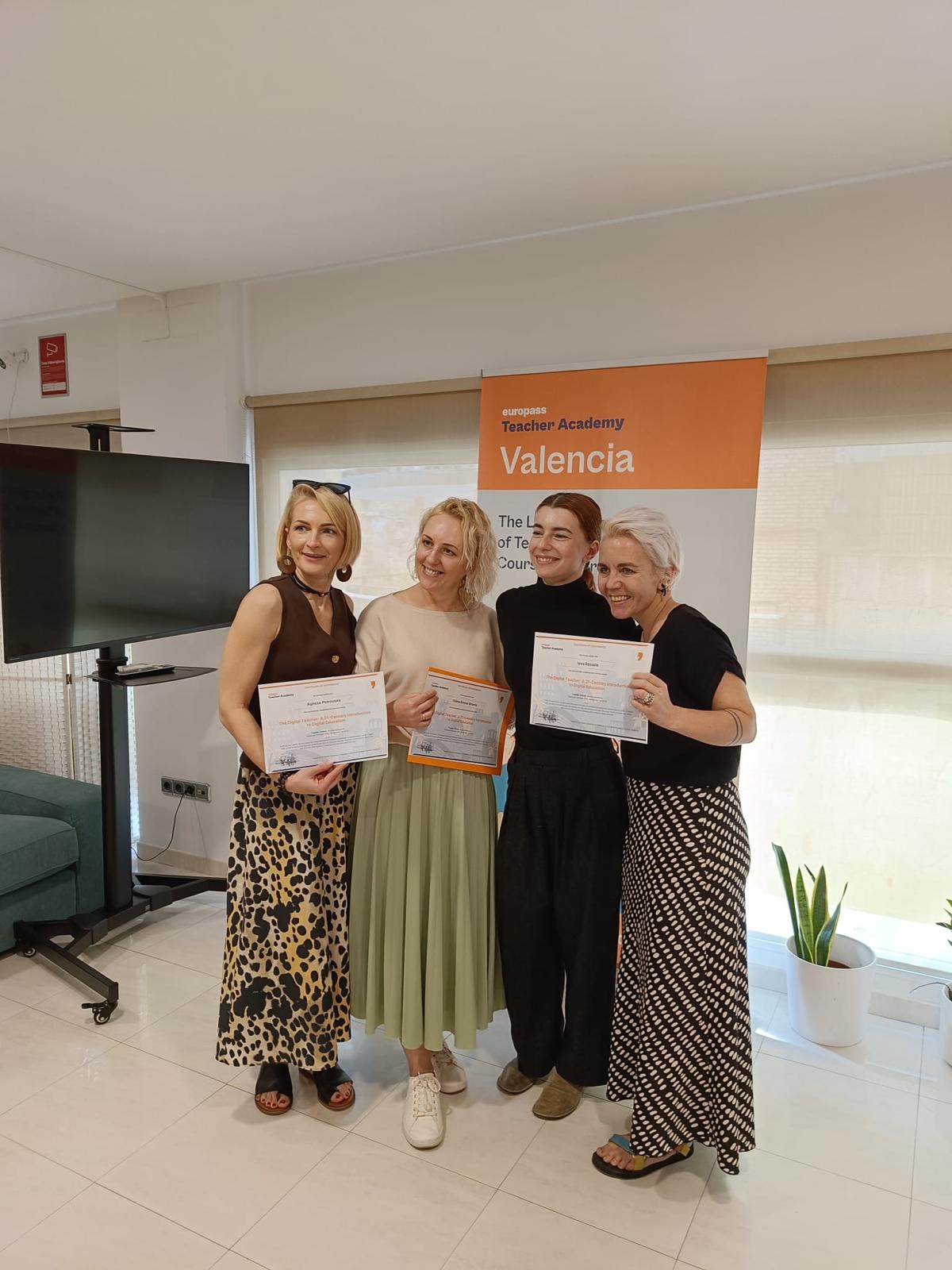 Siguldas pilsētas vidusskolas pedagogi “Erasmus+” profesionālās pilnveides kursos apgūst digitālās un mākslīgā intelekta prasmes