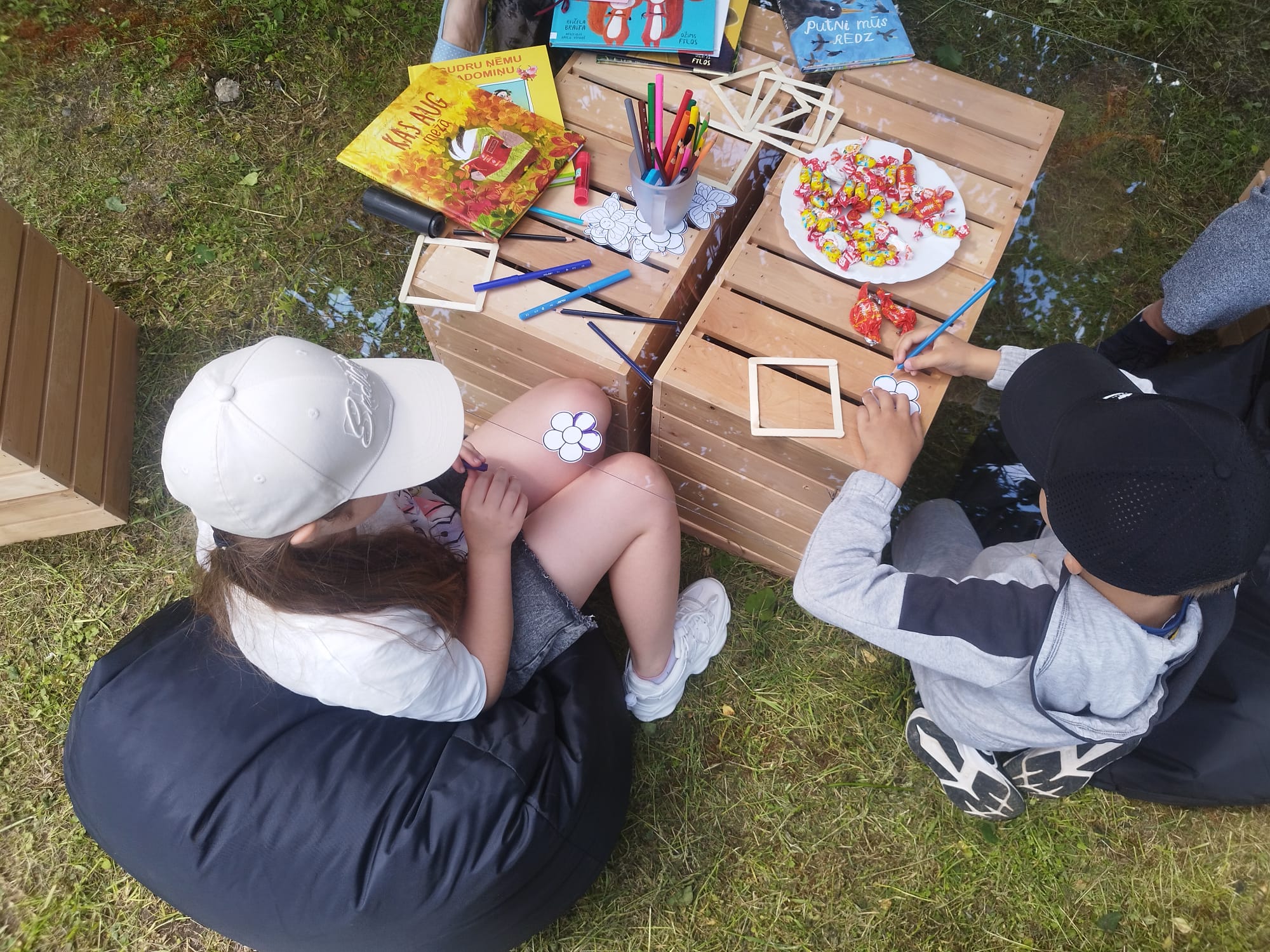 Sidgundas bibliotēka atklāj āra lasītavu