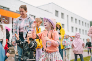 Kaimiņu būšana. Rotaļprogramma bērniem Siguldas pagasta Kultūras nama pagalmā