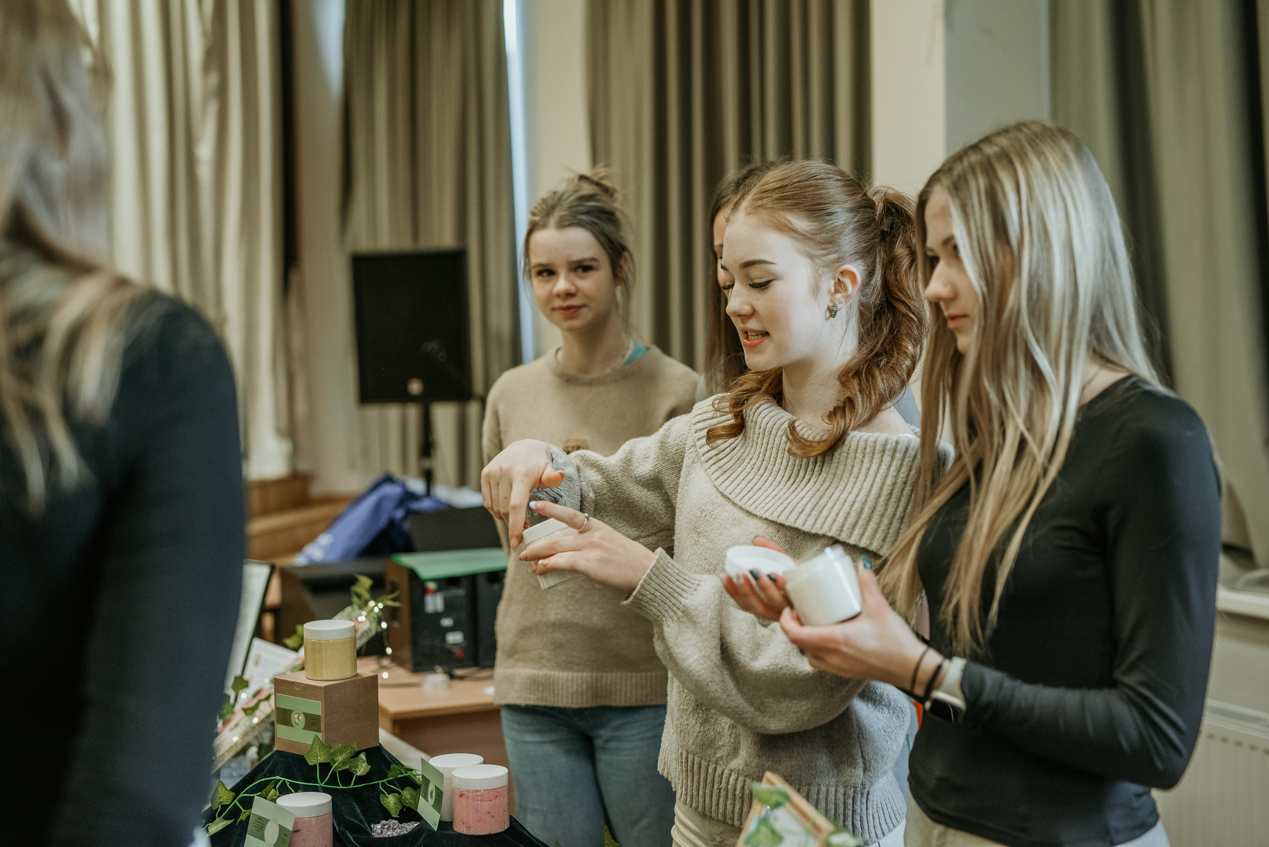 Aizvadīts Siguldas pilsētas vidusskolas skolēnu mācību uzņēmumu pasākums “Ieskrējiens bazārā”