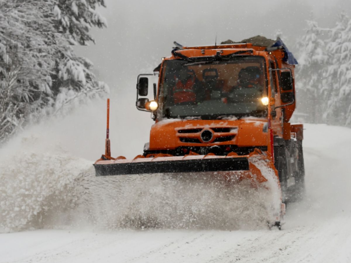 Spēcīgais vējš atkārtoti aizputina jau notīrītos ceļus; Siguldas novada ceļu uzturētāji turpina darbu