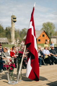 Latvijas Republikas Neatkarības atjaunošanas gadadiena ar dziedātāju Andri Baltaci pie Mores Amatu mājas