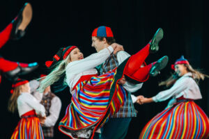 Vidējās paaudzes deju kolektīva “Dūka” koncerts “Tiekamies! Uldim 90” kultūras centrā “Siguldas devons”