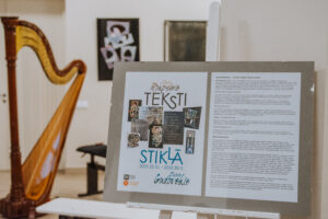 Mākslinieka Daiņa Gudovska un dzejnieka Jāņa Rokpeļņa izstādes “Teksti stiklā” atklāšana koncertzālē “Baltais flīģelis”