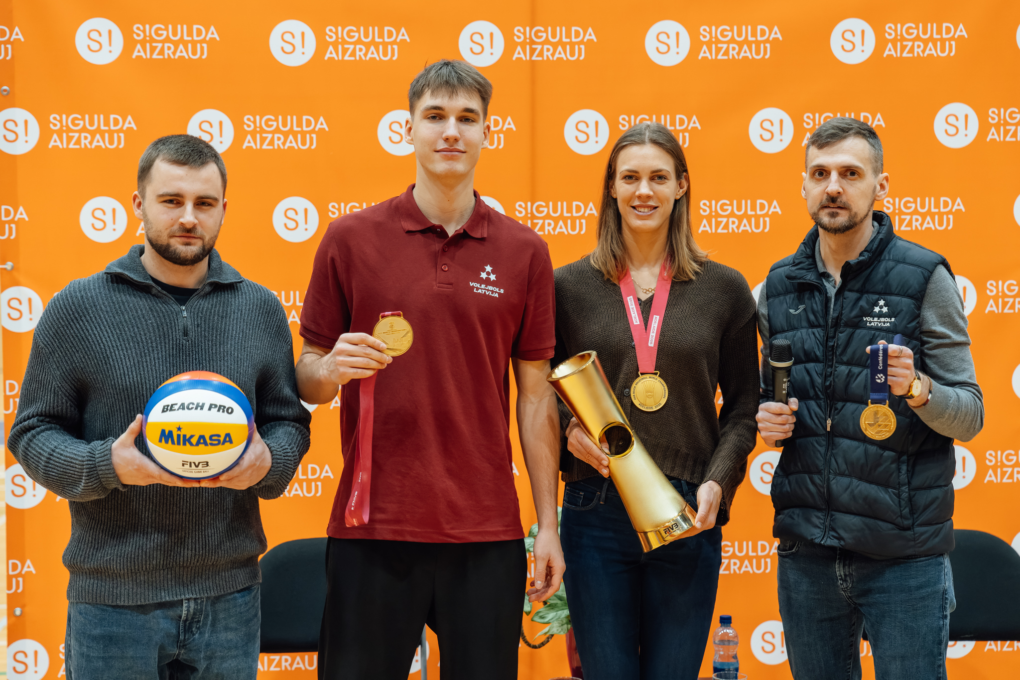 Pludmales volejbola zvaigznes Tīna Graudiņa un Gustavs Auziņš viesojās Siguldas Sporta centrā