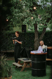 Cikla “Vasaras lasījumi” tikšanās ar dzejnieci Elvīru Blomu un rakstnieku Lauri Bērziņu kafejnīcas “Doma” vasaras dārzā