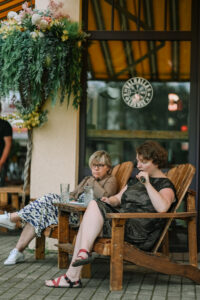 Cikla “Vasaras lasījumi” tikšanās ar dzejniecēm Liepu Rūci un Sintiju Sudmali kafejnīcas “Valhalla Lounge” vasaras dārzā