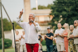 Viktora Zemgala koncertu vasarīgās noskaņās “Par to…” pie Mores Mākslu šķūņa