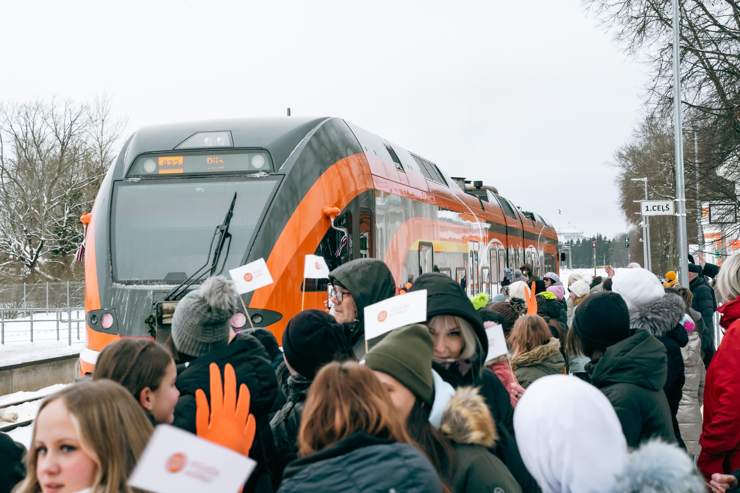 Atklāts pasažieru vilcienu satiksmes savienojums Tallina–Tartu–Rīga; maršrutā iekļauta pieturvieta Siguldā