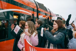 Atklāts pasažieru vilcienu satiksmes savienojums Tallina–Tartu–Rīga