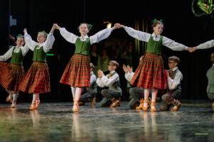 Siguldas Valsts ģimnāzijas un Siguldas pilsētas vidusskolas deju kolektīva “Vizbulīte” koncerts “Liela diena atnākuse” kultūras centrā “Siguldas devons”