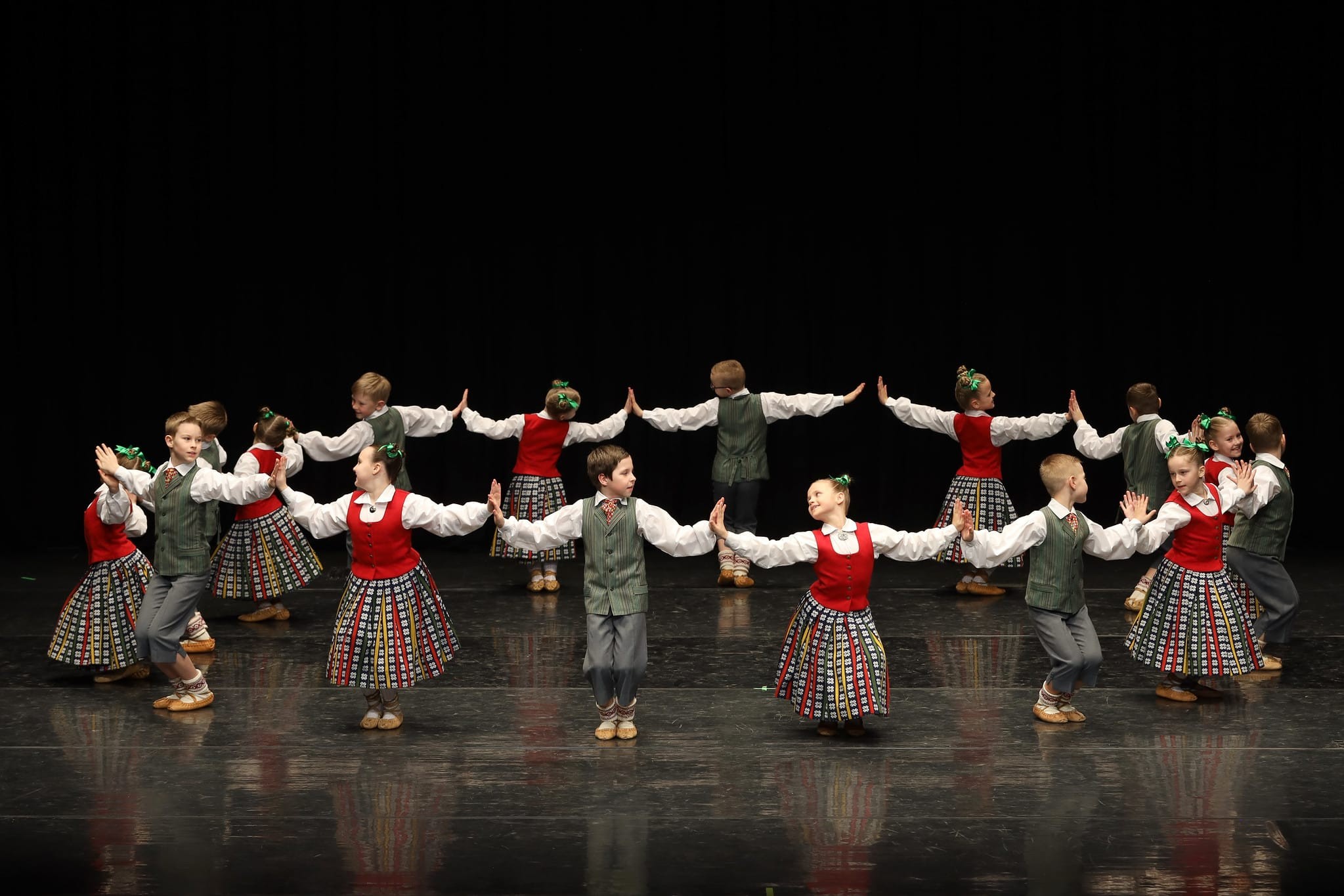 Bērnu un jauniešu deju kolektīvs “Vizbulīte” sadraudzības koncerts “Ziedu virpulī”