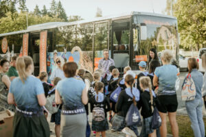 Jauniešu deju kolektīvs “Vizbulīte” (2. klase) dodas uz XIII Latvijas Skolu jaunatnes dziesmu un deju svētkiem