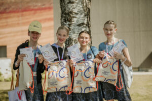 Jauniešu deju kolektīvs “Vizbulīte” (5.–6. klase) dodas uz XIII Latvijas Skolu jaunatnes dziesmu un deju svētkiem