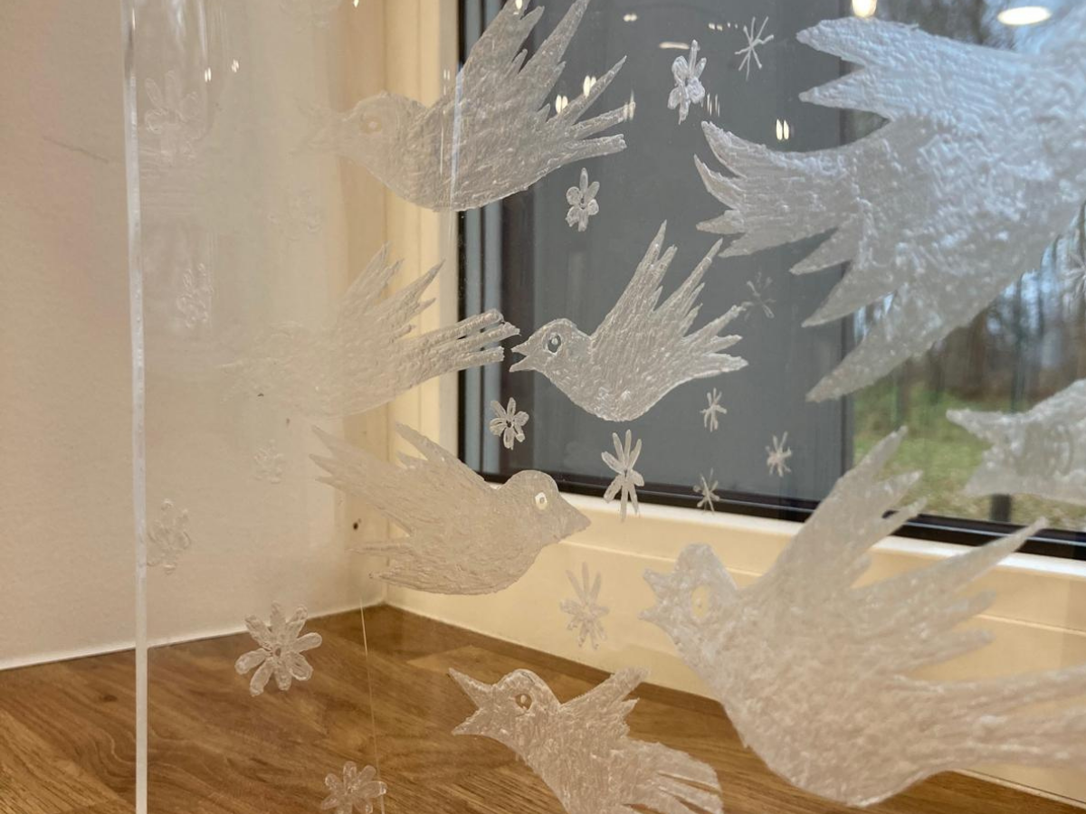 Krimuldas mūzikas un mākslas skolas gravējumu uz organiskā stikla izstāde “Vieglums”