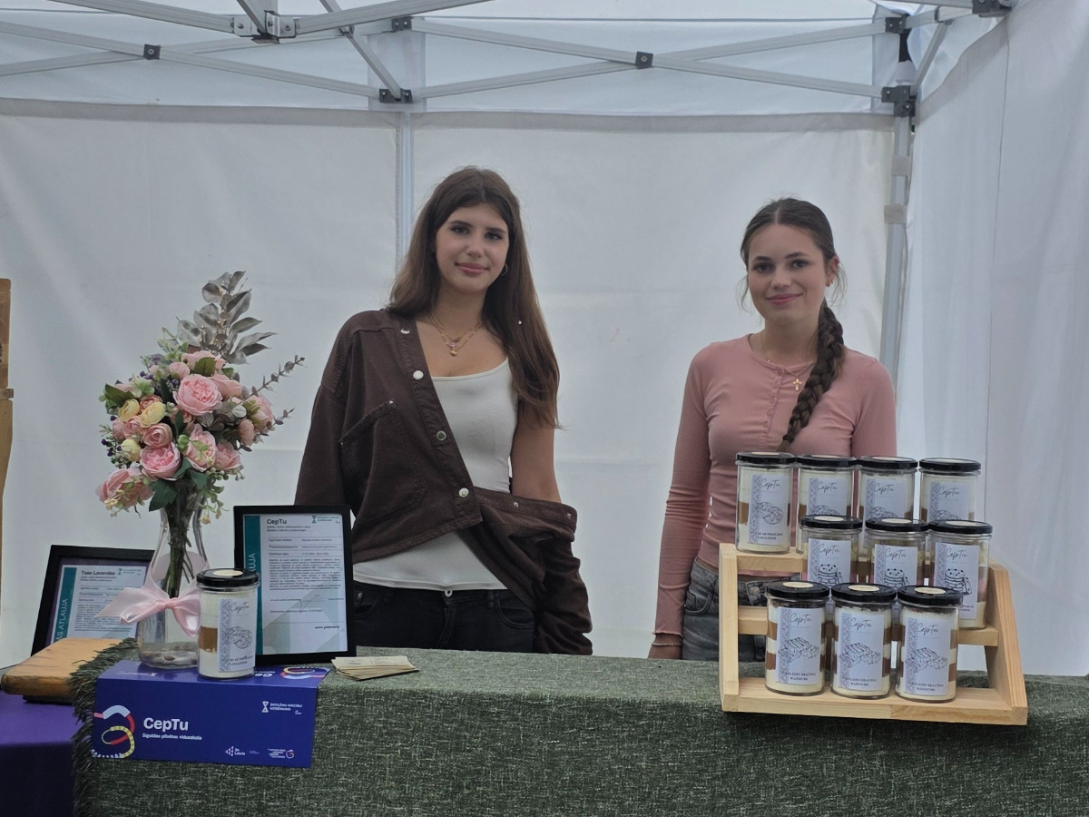 XIII Latvijas Skolu jaunatnes dziesmu un deju svētku tirdziņā piedalījās skolēnu mācību uzņēmums “CepTu”