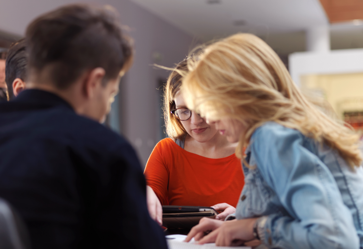 Sākas pieteikšanās jauniešu inovāciju programmai “Uzlādējies rītdienai”