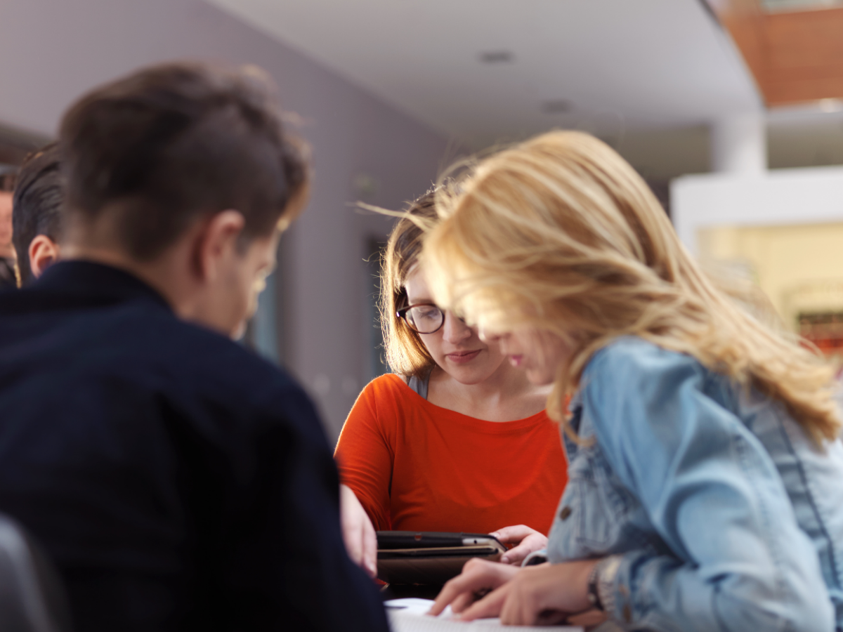 Sākas pieteikšanās jauniešu inovāciju programmai “Uzlādējies rītdienai”