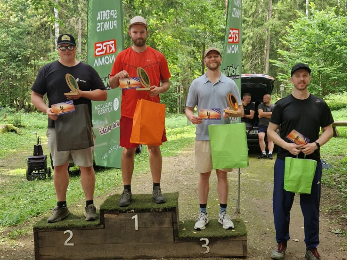 Lēdurgas–Zibeņu līgas 4. posms disku golfā aizvadīts ar spraigām cīņām un lielisku atmosfēru