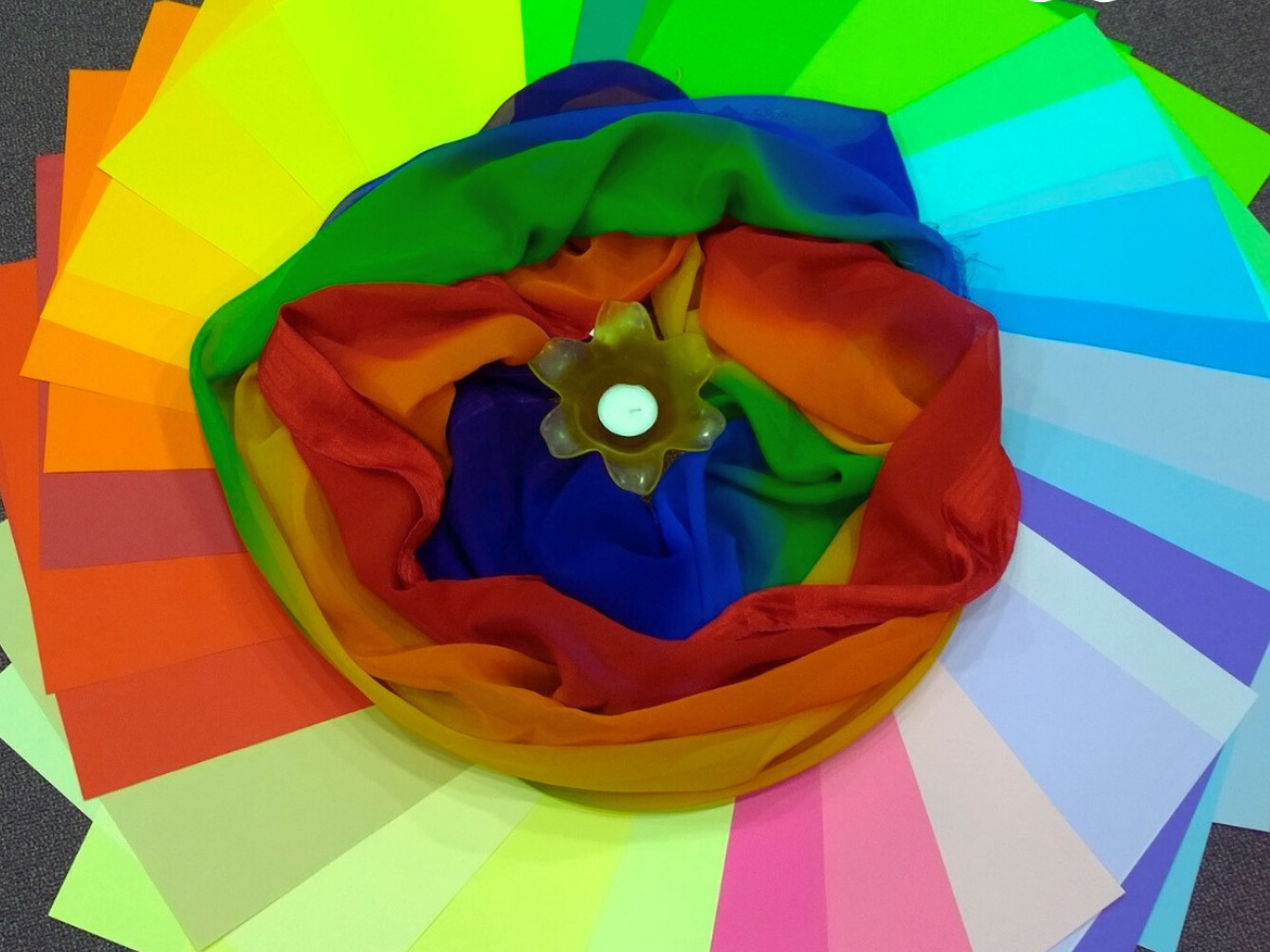 Mākslas terapeites Daces Visnolas meistarklase mākslas terapijā “Krāsas runā”